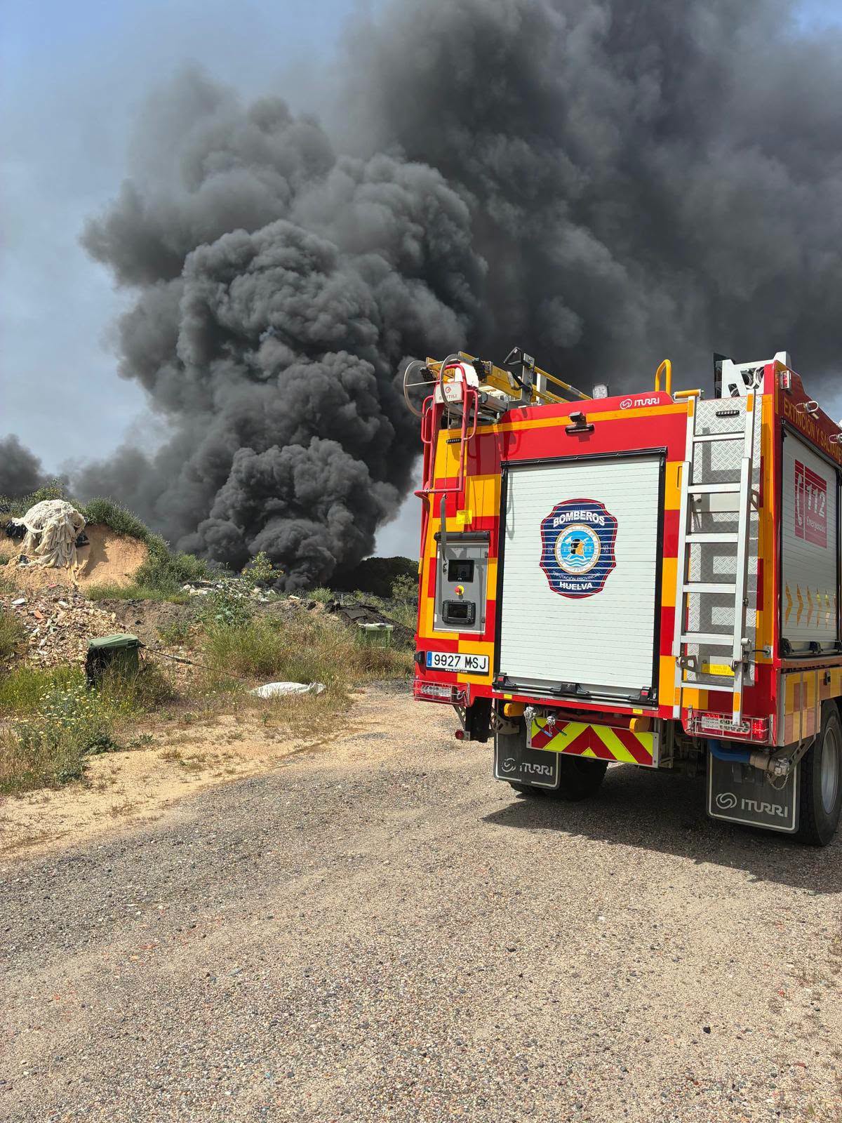 Bomberos en Almonte.