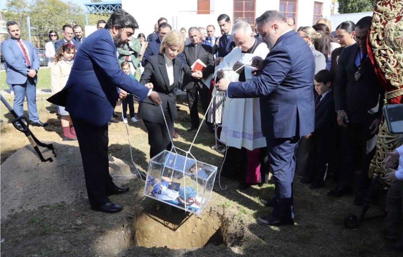 El obispo, la alcaldesa, el hermano mayor y el presidente del Consejo colocando la primera piedra el pasado primero de marzo. 