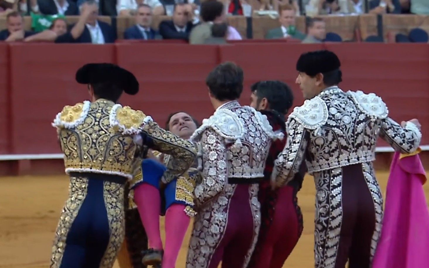 Morante, trasladado al quirófano de la plaza.