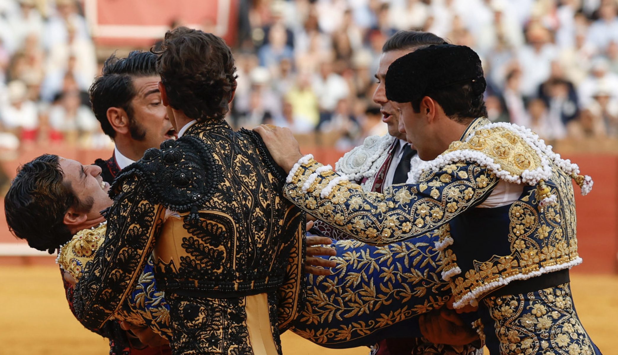 Morante, llevado por miembros de su cuadrilla tras ser corneado.