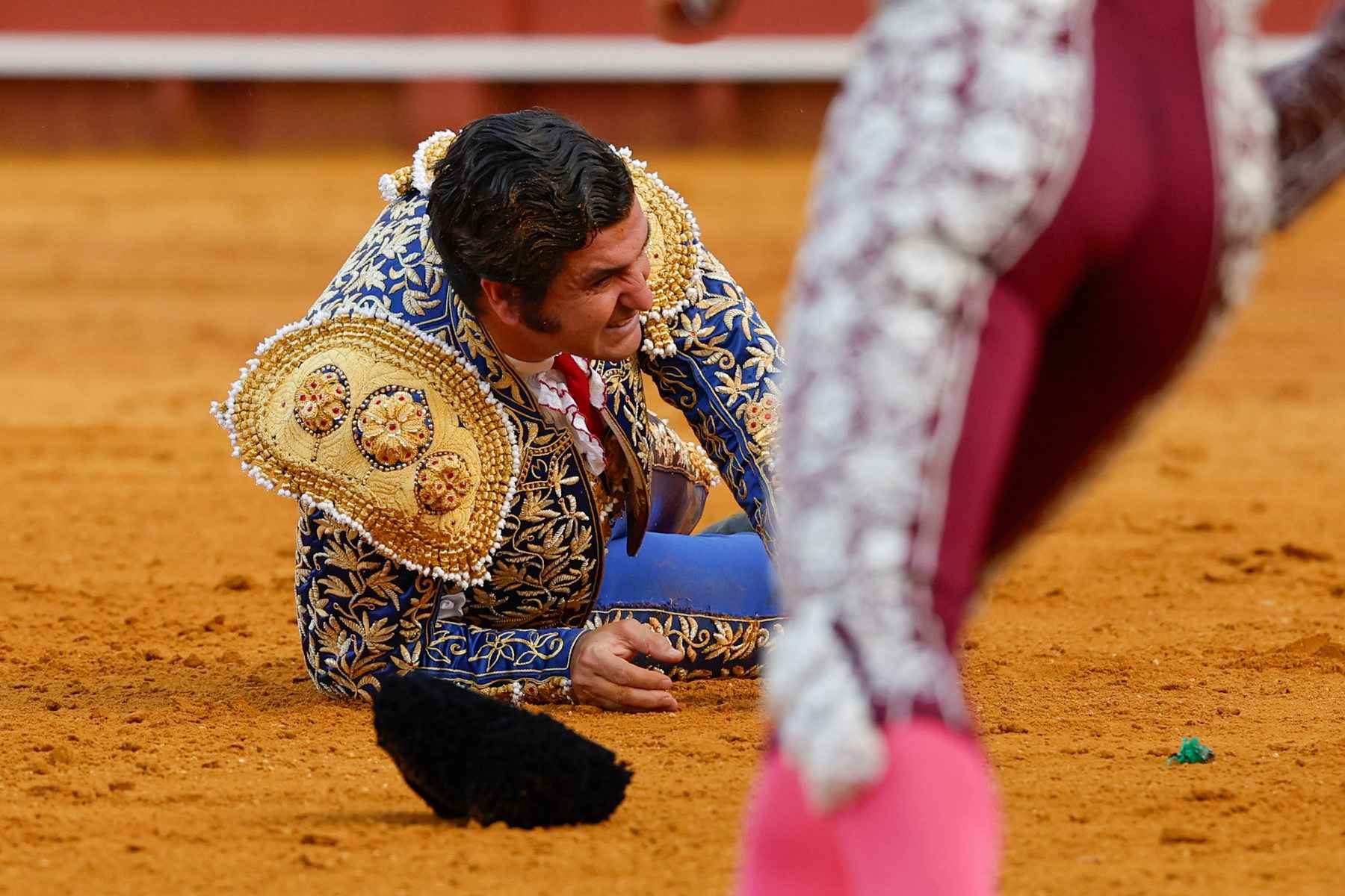 Morante, tras ser corneado.