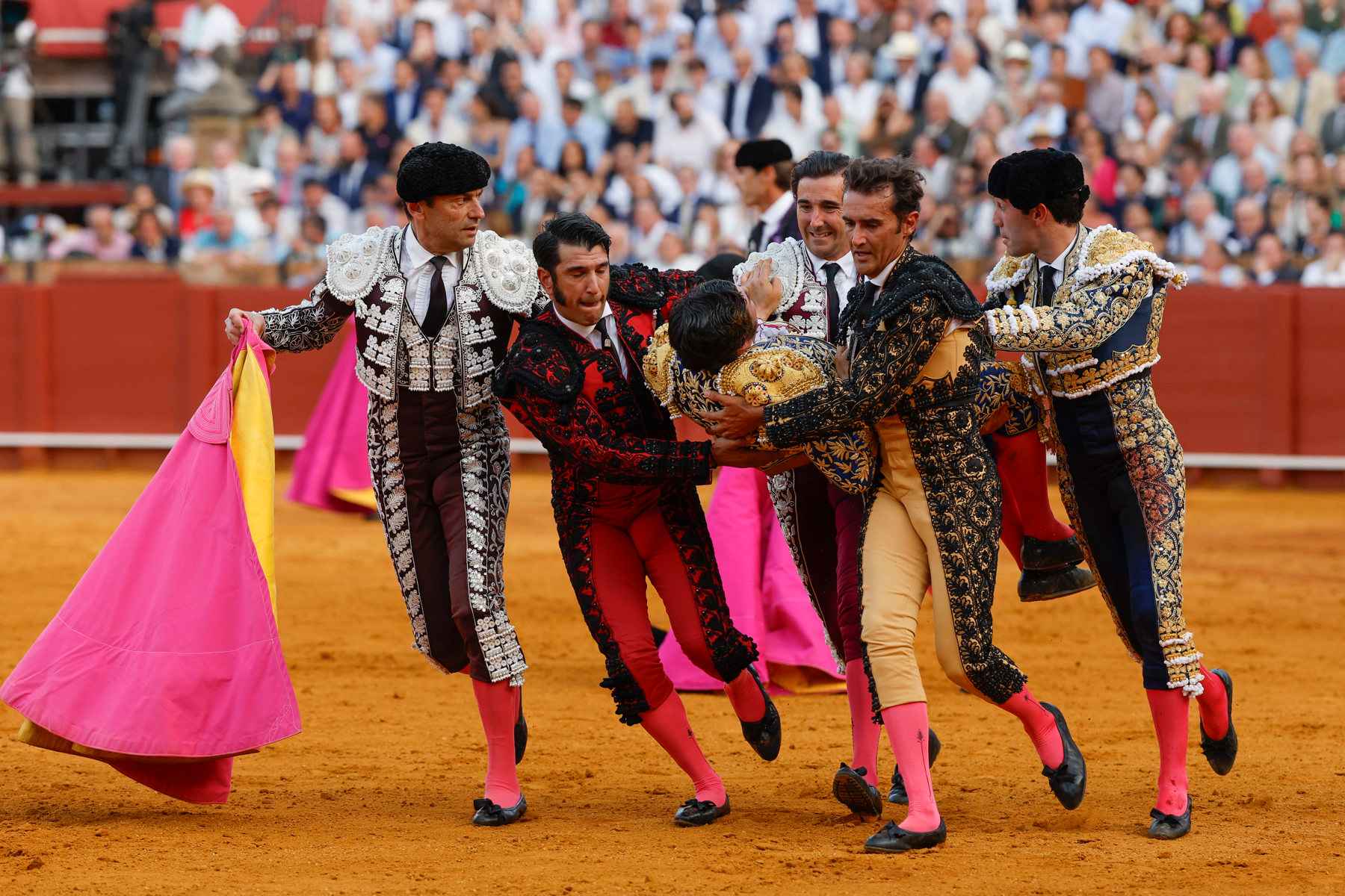 Morante, llevado para la enfermería por miembros de su cuadrilla tras ser corneado en el cuarto de la tarde.