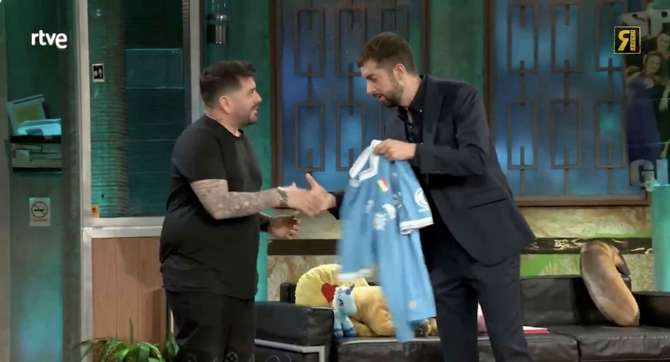 El hijo de Maradona, regalando una camiseta del Napolés a David Broncano.