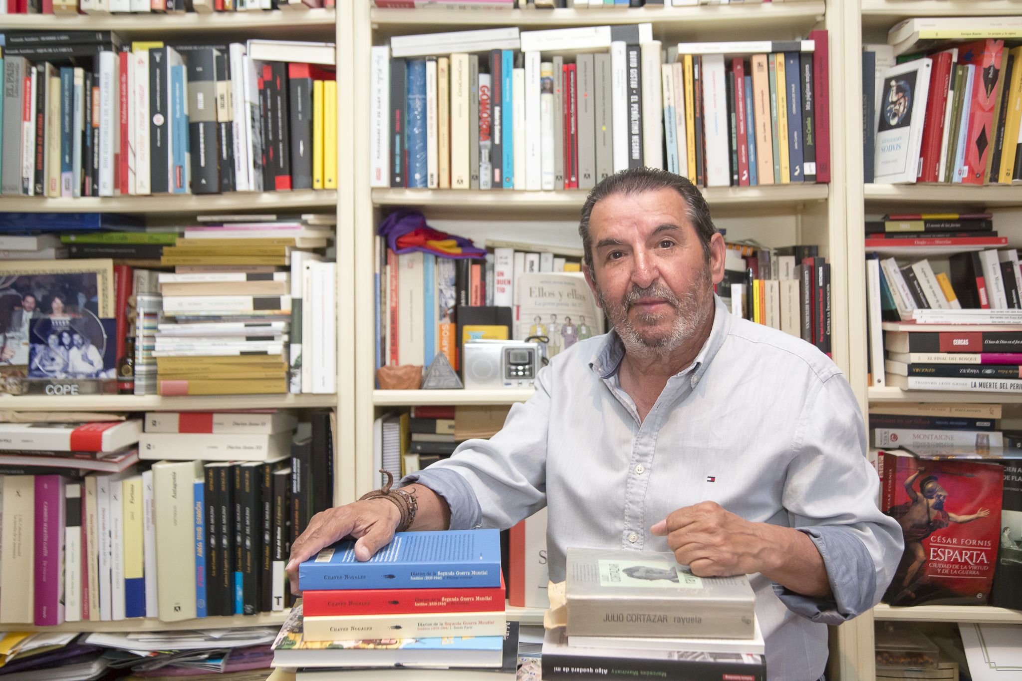 El periodista Manuel Sollo, de RNE, va a donar más de 6.000 ejemplares a la biblioteca municipal de su pueblo.