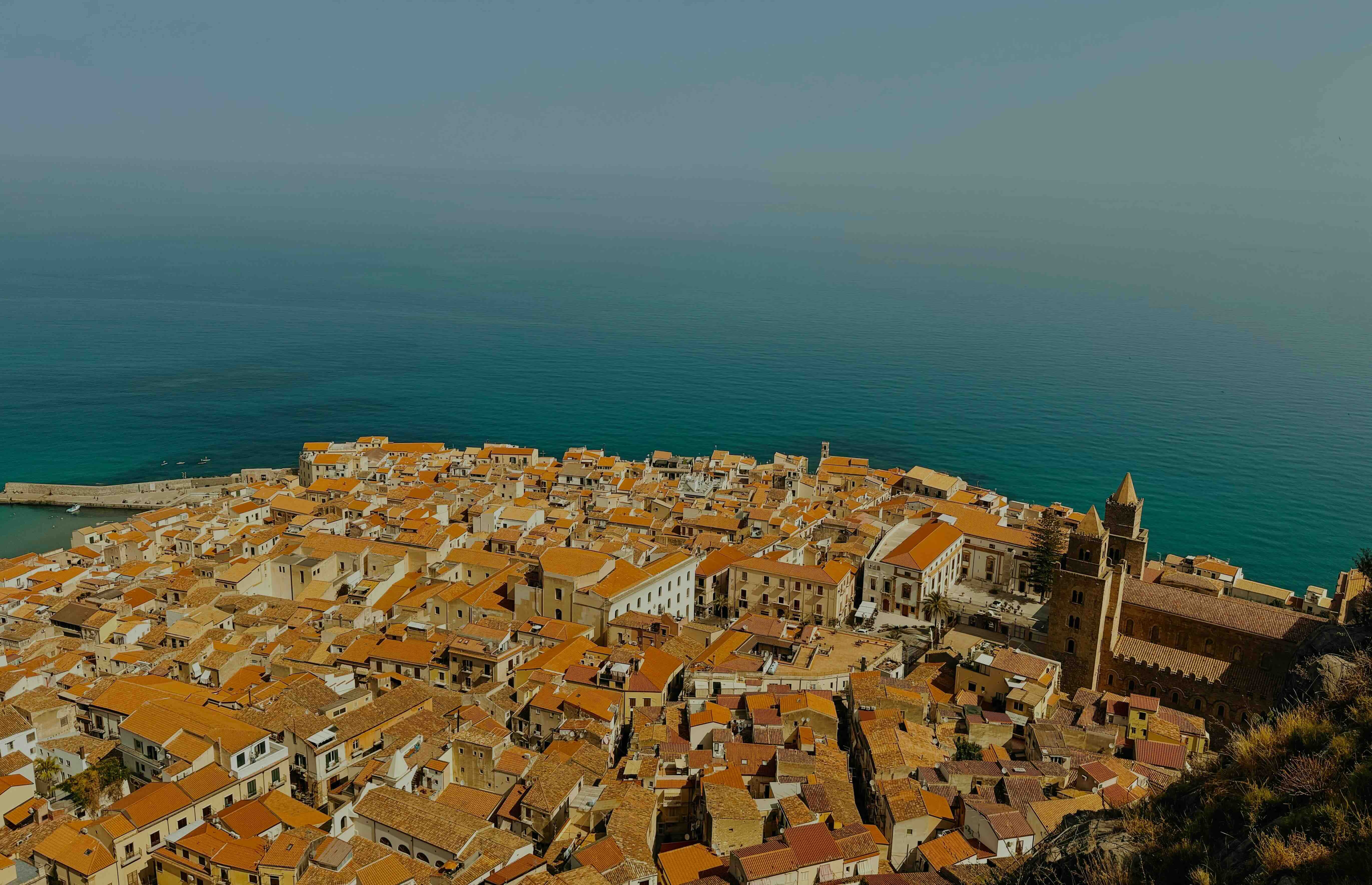 Vista de un pueblo de la costa Mediterránea, ideal para hacer un crucero y uno de los destinos más frecuentados por turistas.