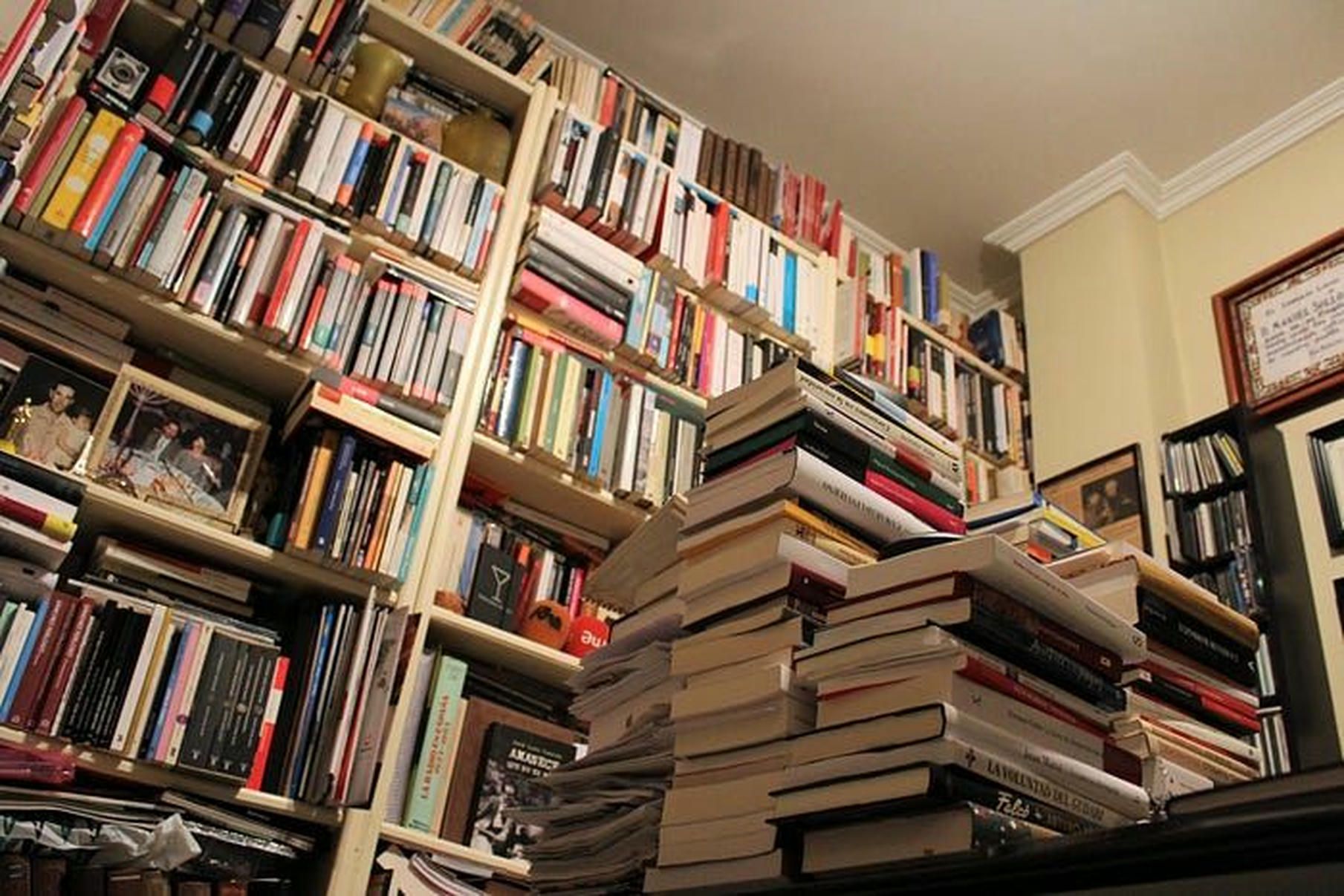 Sollo tenía serios problemas de espacio para almacenar más libros en su casa. J. PEÑA