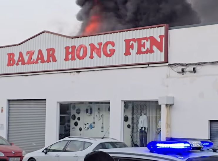 Dos incendios en Huelva en pocas horas: una nave calcinada en Punta Umbría y una vivienda en llamas en Isla Cristina con un bebé de tres meses entre los afectados.