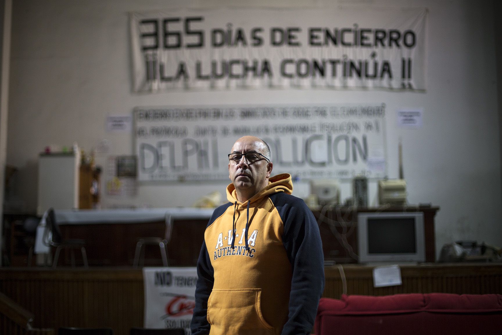 Un ex trabajador de Delphi, en el encierro.