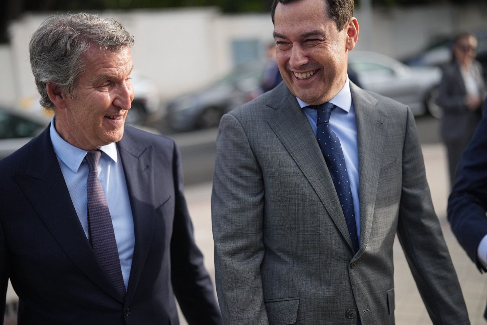 Juanma Moreno junto a Feijóo.