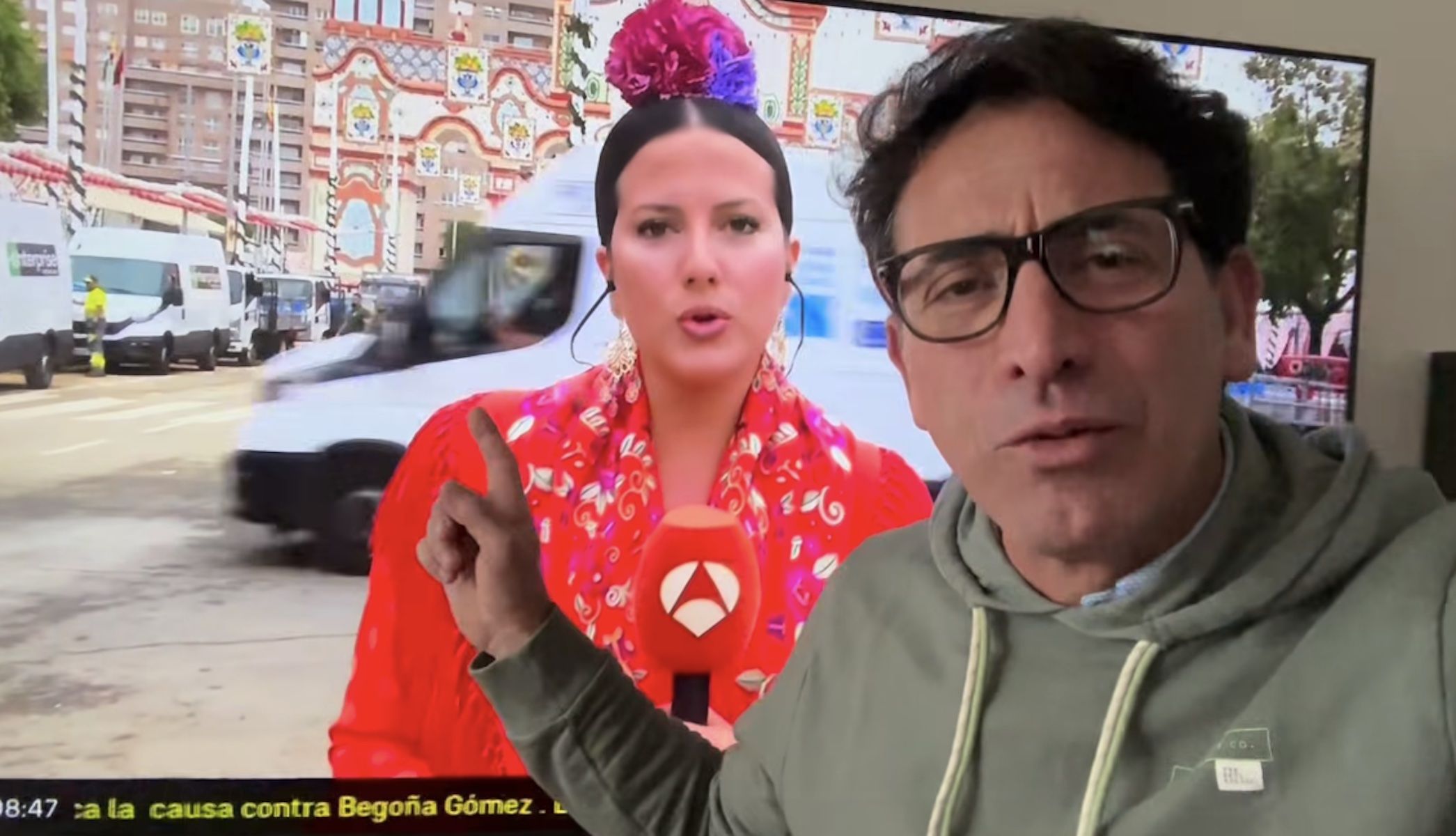 Una reportera del informativo matinal de Antena 3 genera una oleada de mensajes por hacer el direto a primera hora con el traje de gitana en la Feria de Sevilla.
