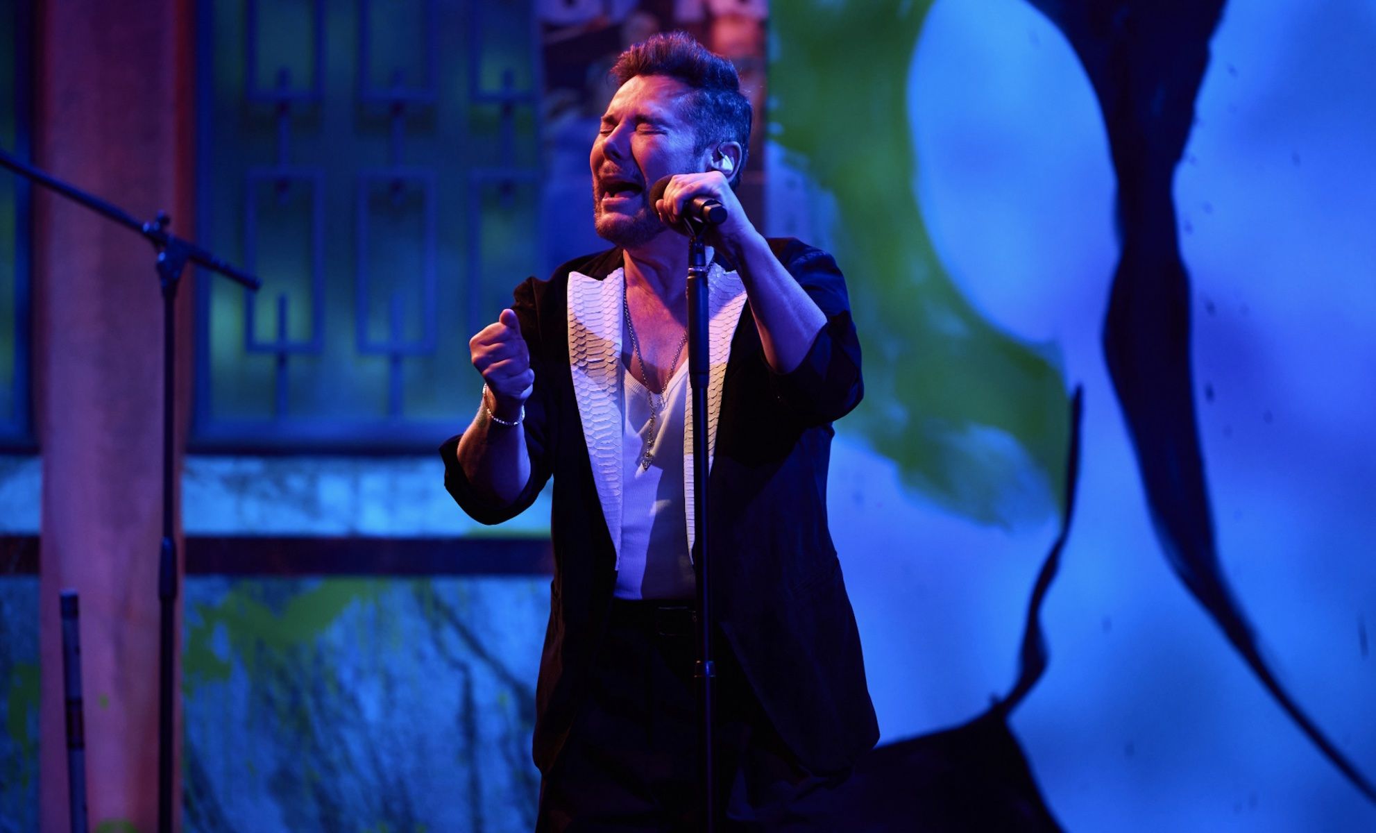 Miguel Poveda actúa en 'La Revuelta' en un homenaje a Federico García Lorca.