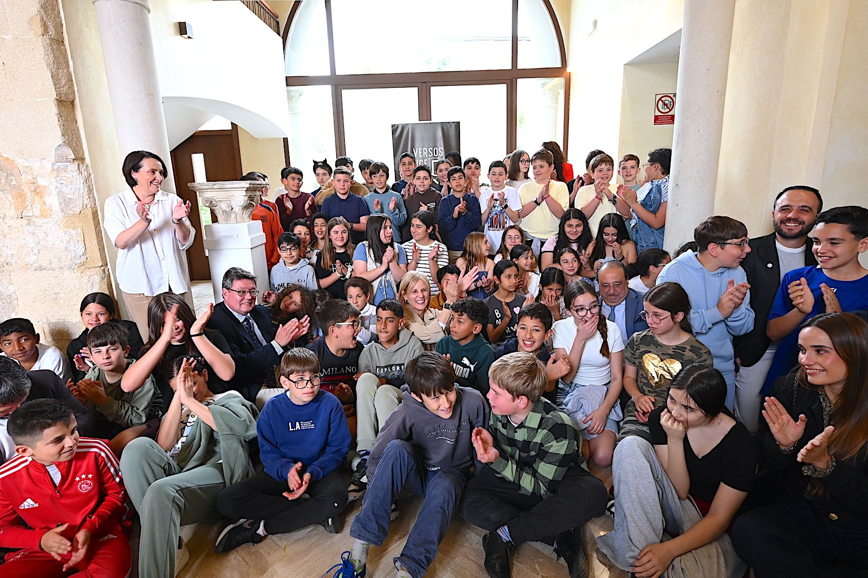 La alcaldesa de Jerez, rodeada de alumnos en la inauguración de la exposición.