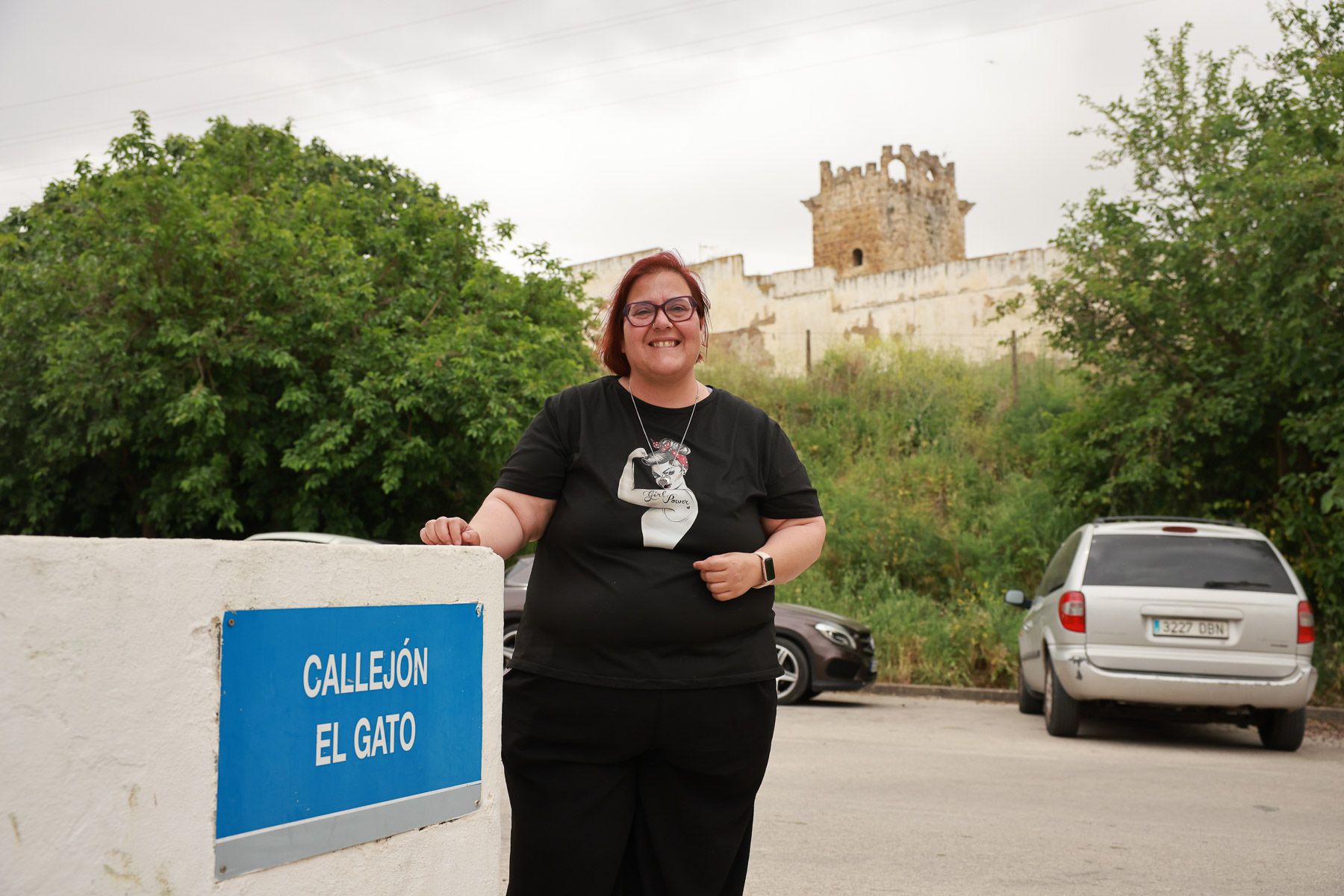 Mercedes Garrido, delegada de Alcaldía de Torremelgarejo, con la torre que da nombre a la barriada rural.