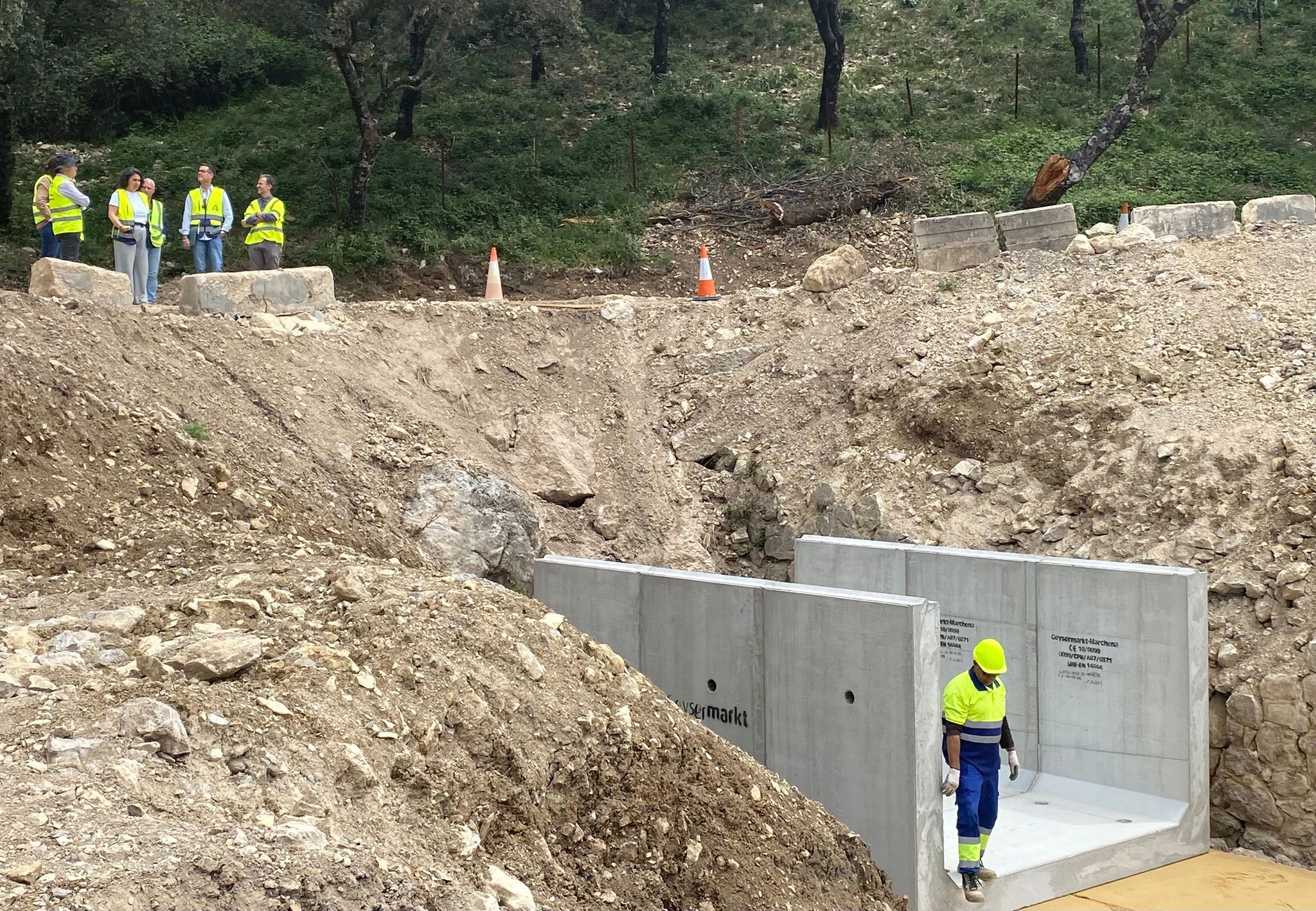 Trabajos para instalar una bóveda de paso de agua en la carretera que une Grazalema con Benamahoma.