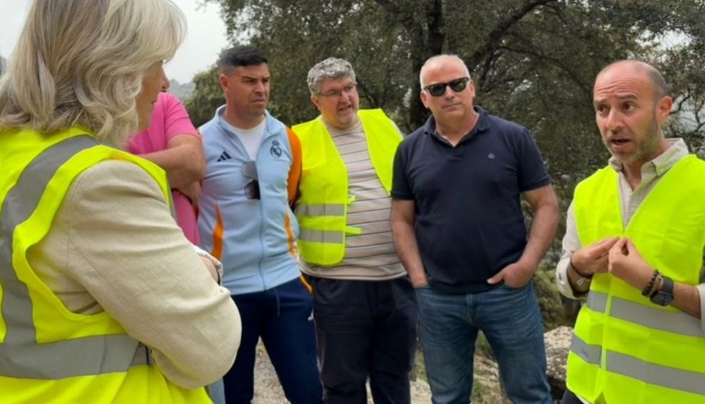 El alcalde de Grazalema, Carlos Javier García, hablando con la delegada de la Junta en Cádiz, Mercedes Colombo.