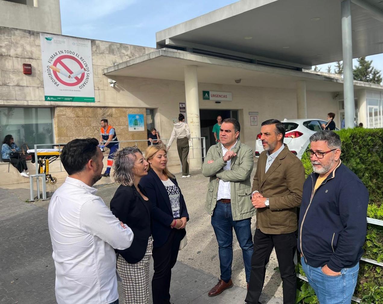 El número 1 del PSOE por Cádiz, Juan Cornejo, la candidata Ana Saray Sánchez, el líder del PSOE en Jerez, José Antonio Díaz, y el concejal Jesús Alba, en el Hospital de Jerez.