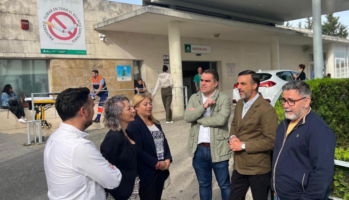 El número 1 del PSOE por Cádiz, Juan Cornejo, la candidata Ana Saray Sánchez, el líder del PSOE en Jerez, José Antonio Díaz, y el concejal Jesús Alba, en el Hospital de Jerez.