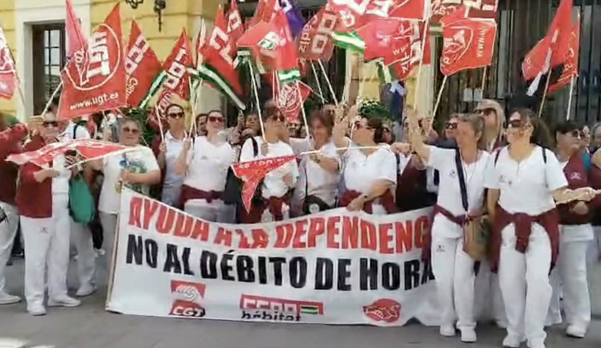 Trabajadoras de ayuda a domicilio en una protesta reciente.