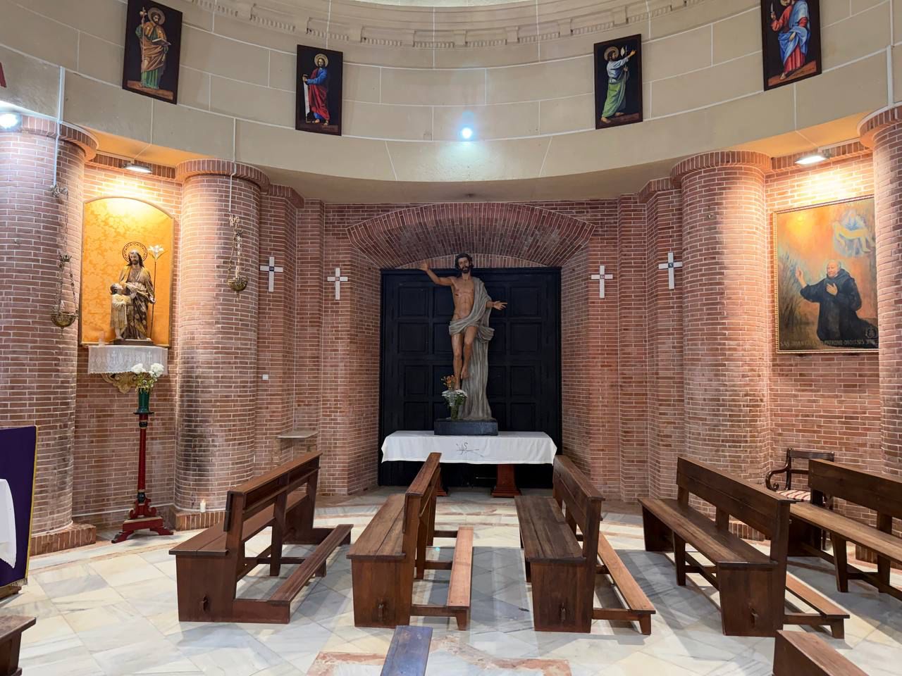 El Resucitado de González Rey en la capilla del cementerio. 