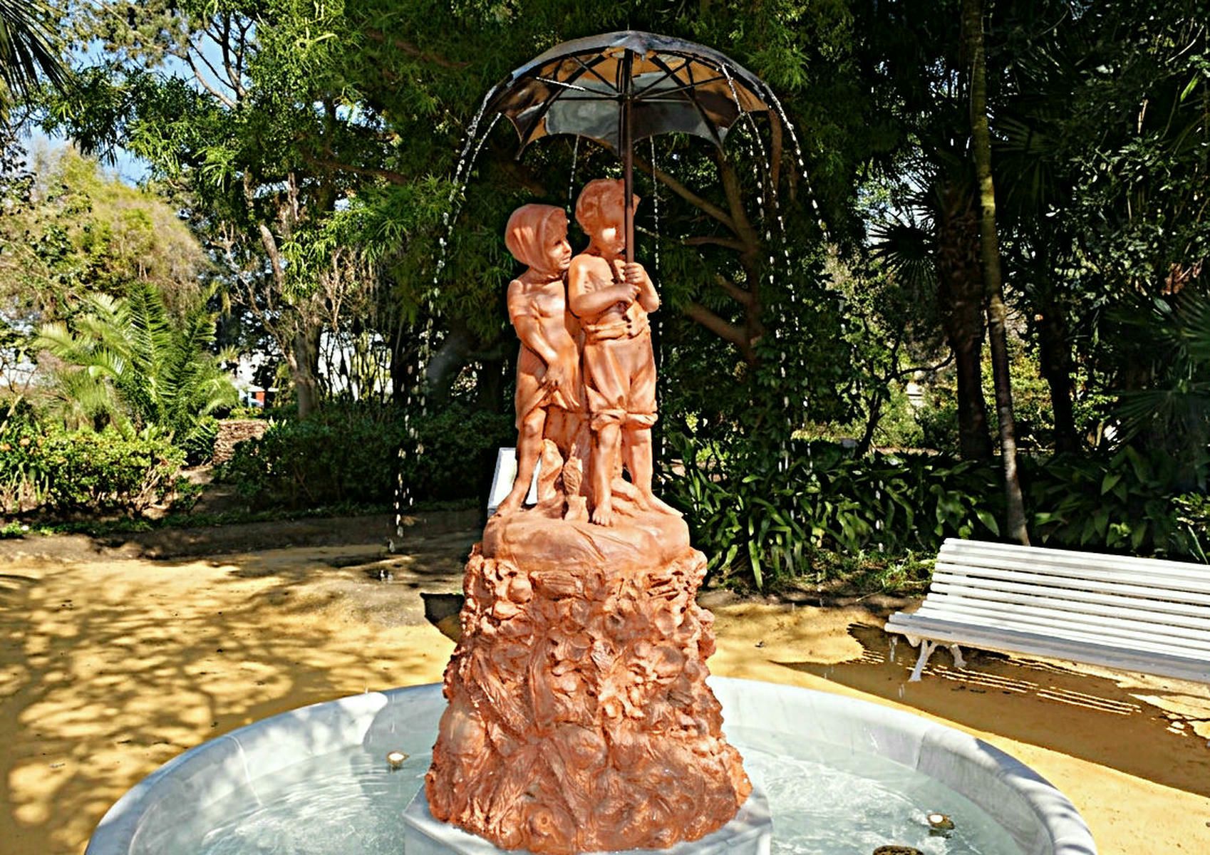Fuente de los Niños del Paraguas en Cádiz.