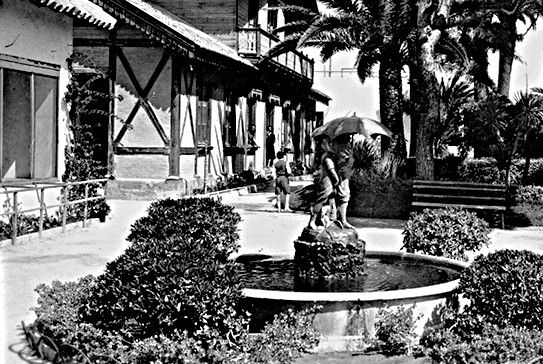 Fuente de los Niños del Paraguas, en su ubicación original en el Parque Genovés.