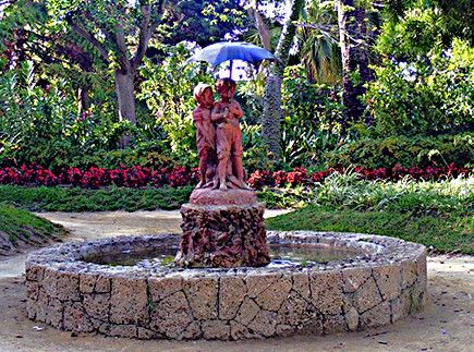 Fuente de los Niños del Paraguas, pieza original, con el vaso aplacado en piedra ostionera