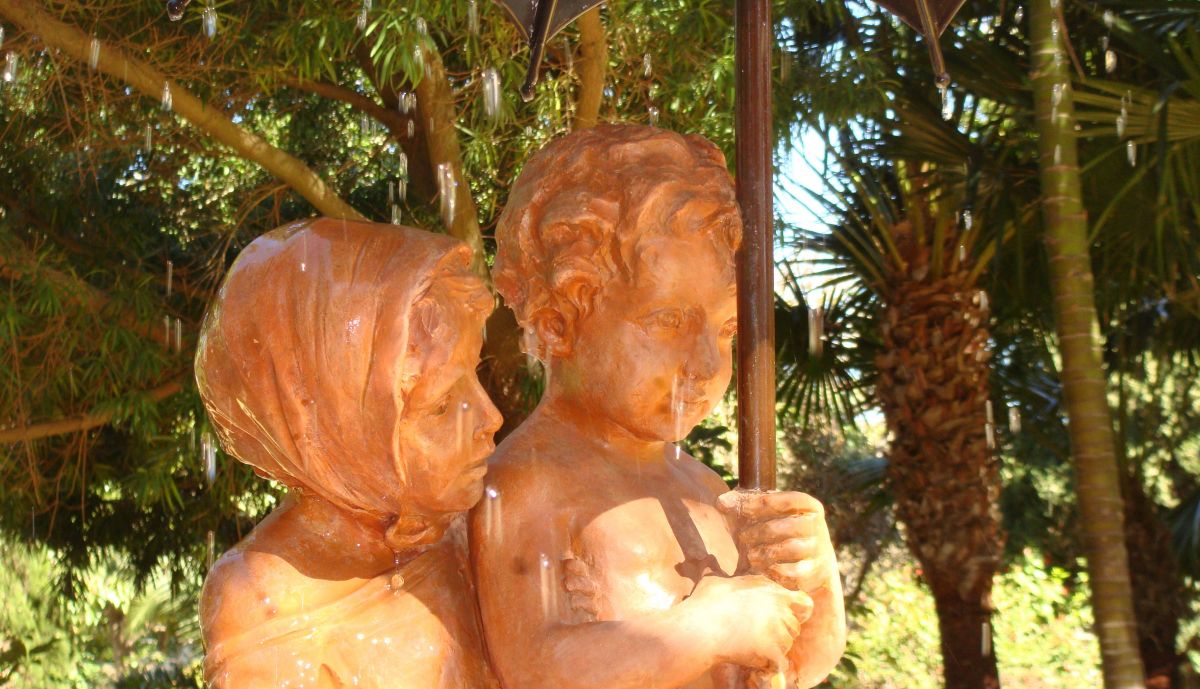 Fuente de los Niños del Paraguas, detalle efecto lluvia sobre los rostros.