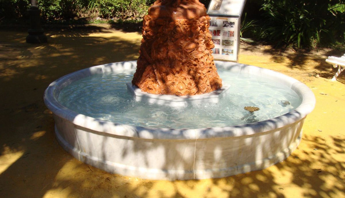 Fuente de los Niños del Paraguas, vaso original de la fuente recuperado al colocarse la réplica de la misma y nuevo soporte que eleva el conjunto.