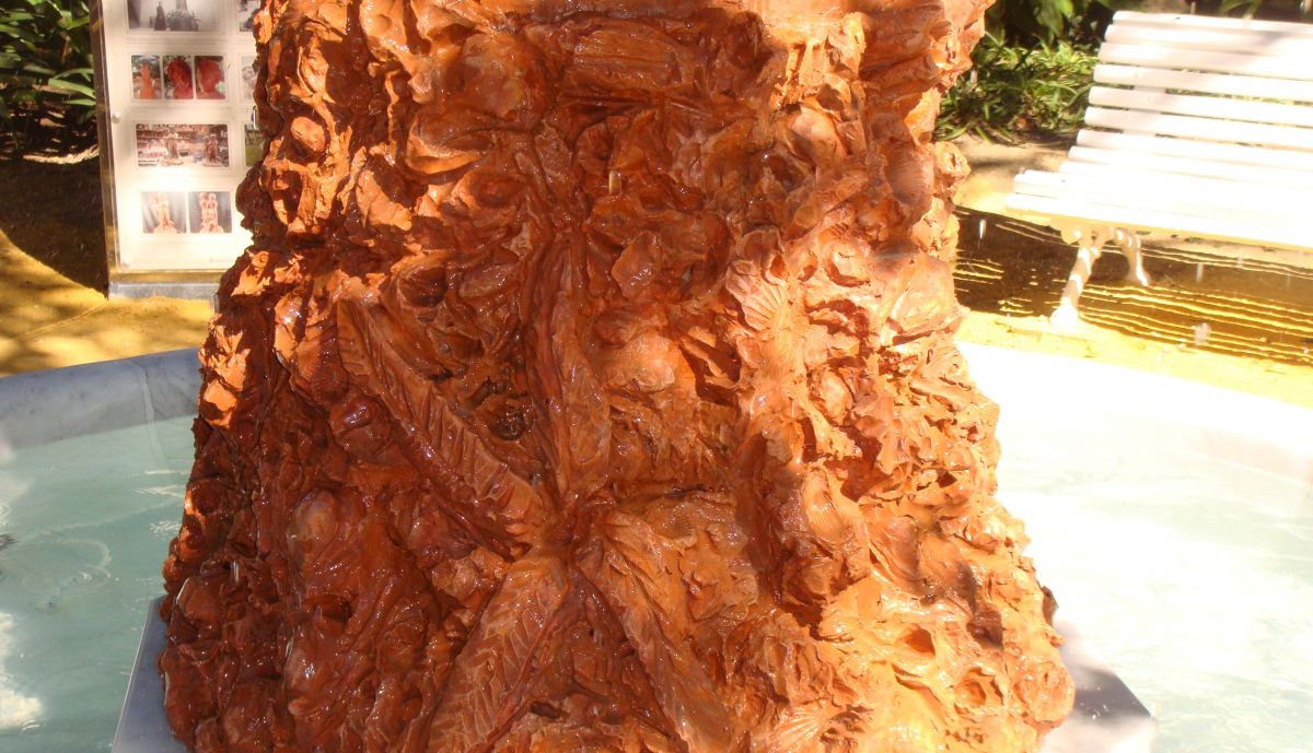 Fuente de los Niños del Paraguas, pedestal, visión delantera.