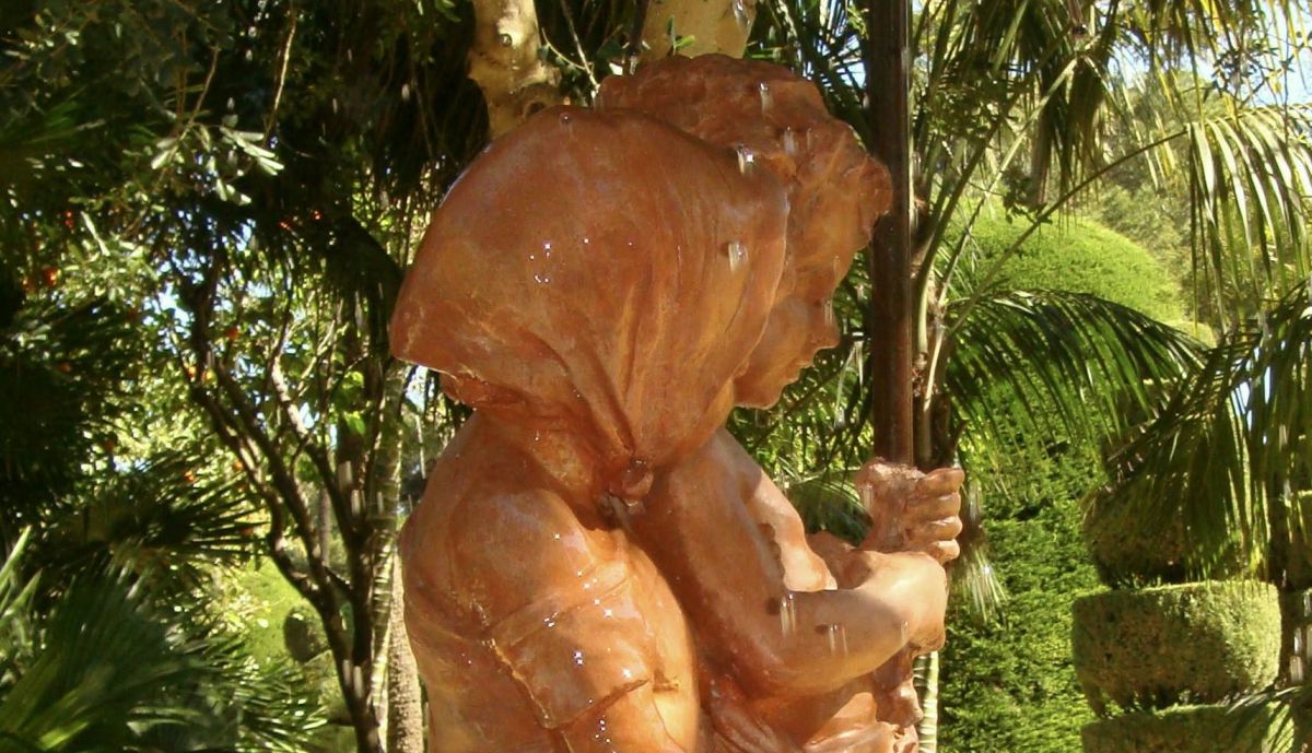 Fuente de los Niños del Paraguas, vista lateral izquierda