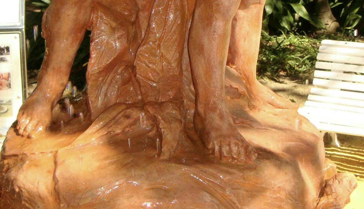 Fuente de los Niños del Paraguas, detalle pies niños desnudos.