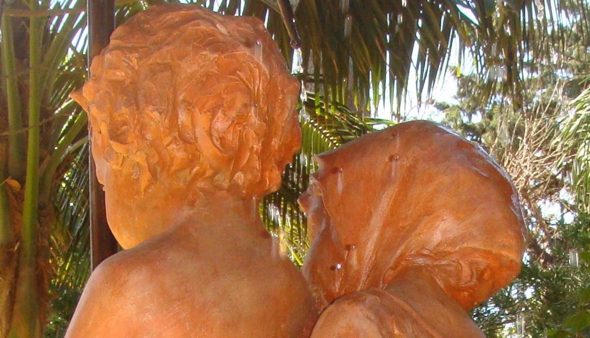 Fuente de los Niños del Paraguas, detalle de cabello de los niños.