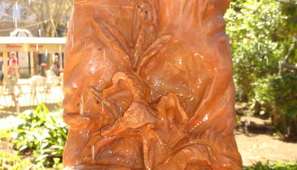 Fuente de los Niños del Paraguas, detalle elementos vegetales y animales marinos en el pedestal, visión trasera