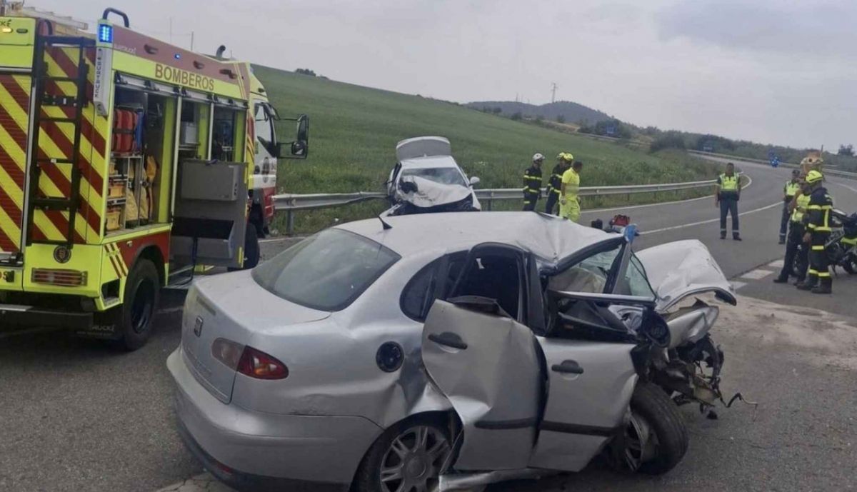 Los dos vehículos que han impactado frontalmente.