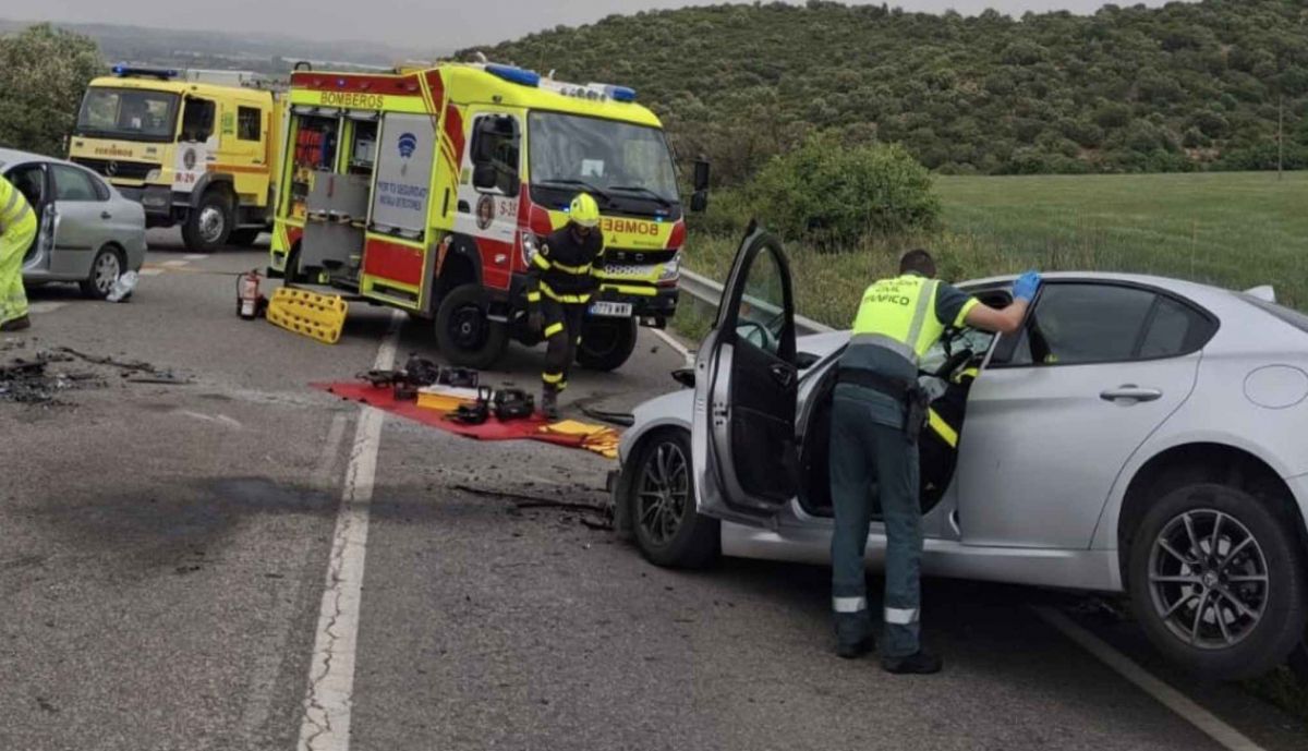 Guardia Civil y bomberos, en el lugar del siniestro.