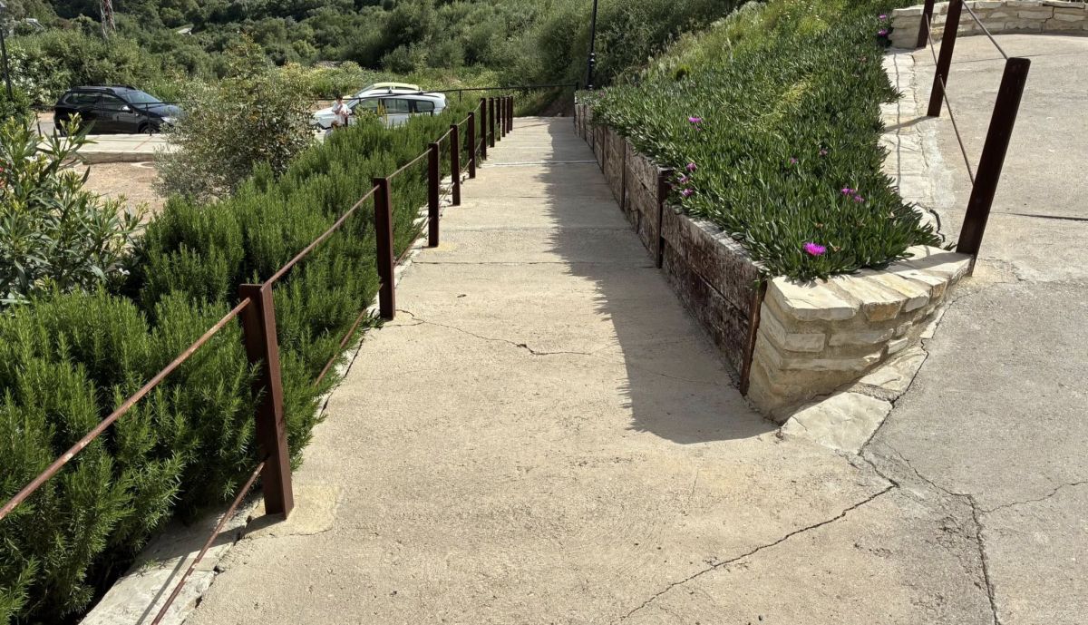 Paqui se dedica a cuidar esta zona de Alcalá de los Gazules.