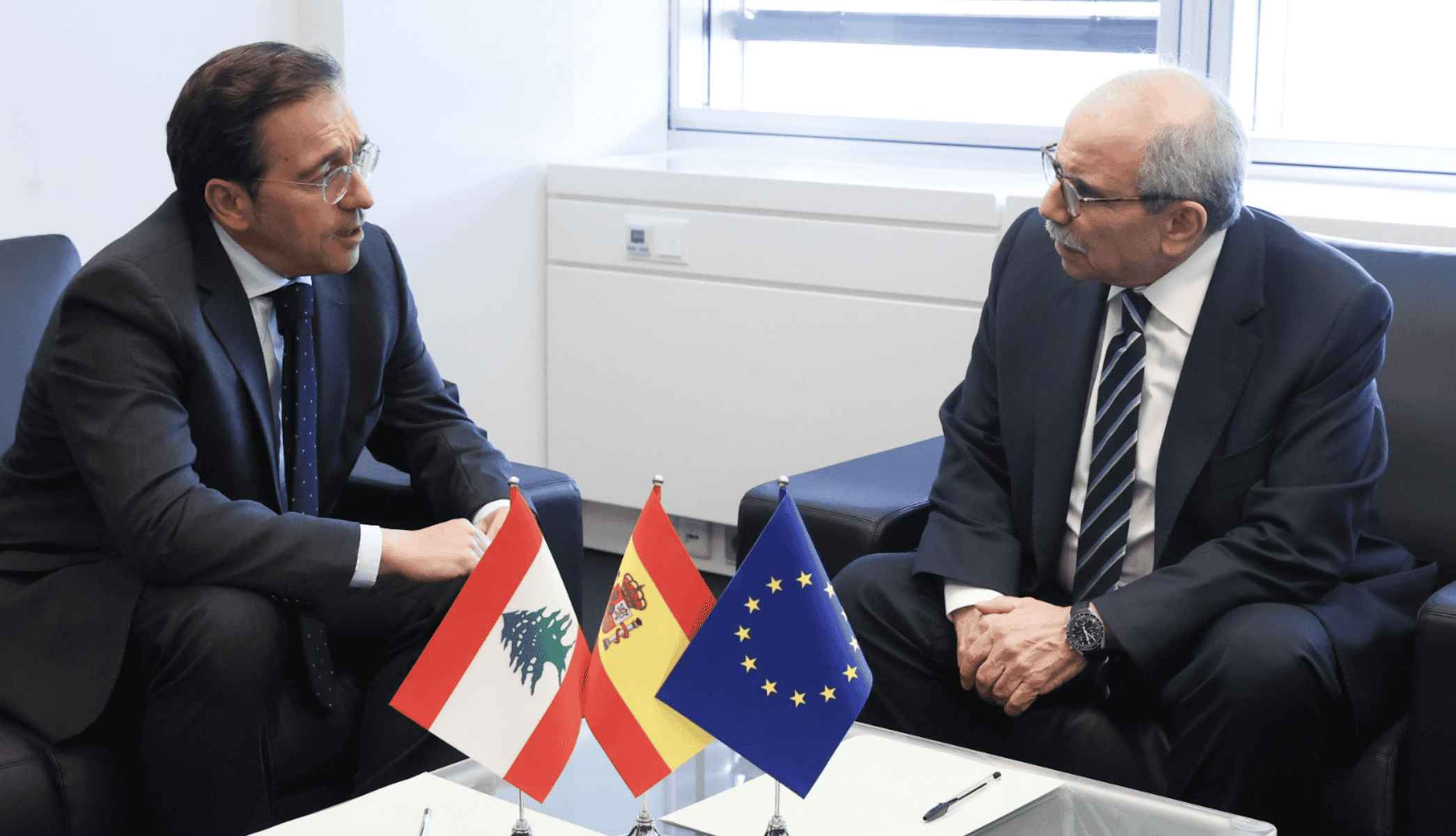 José Manuel Albares, ministro español de Asuntos Exteriores, junto al primer ministro libanés, Nawaf Salam.