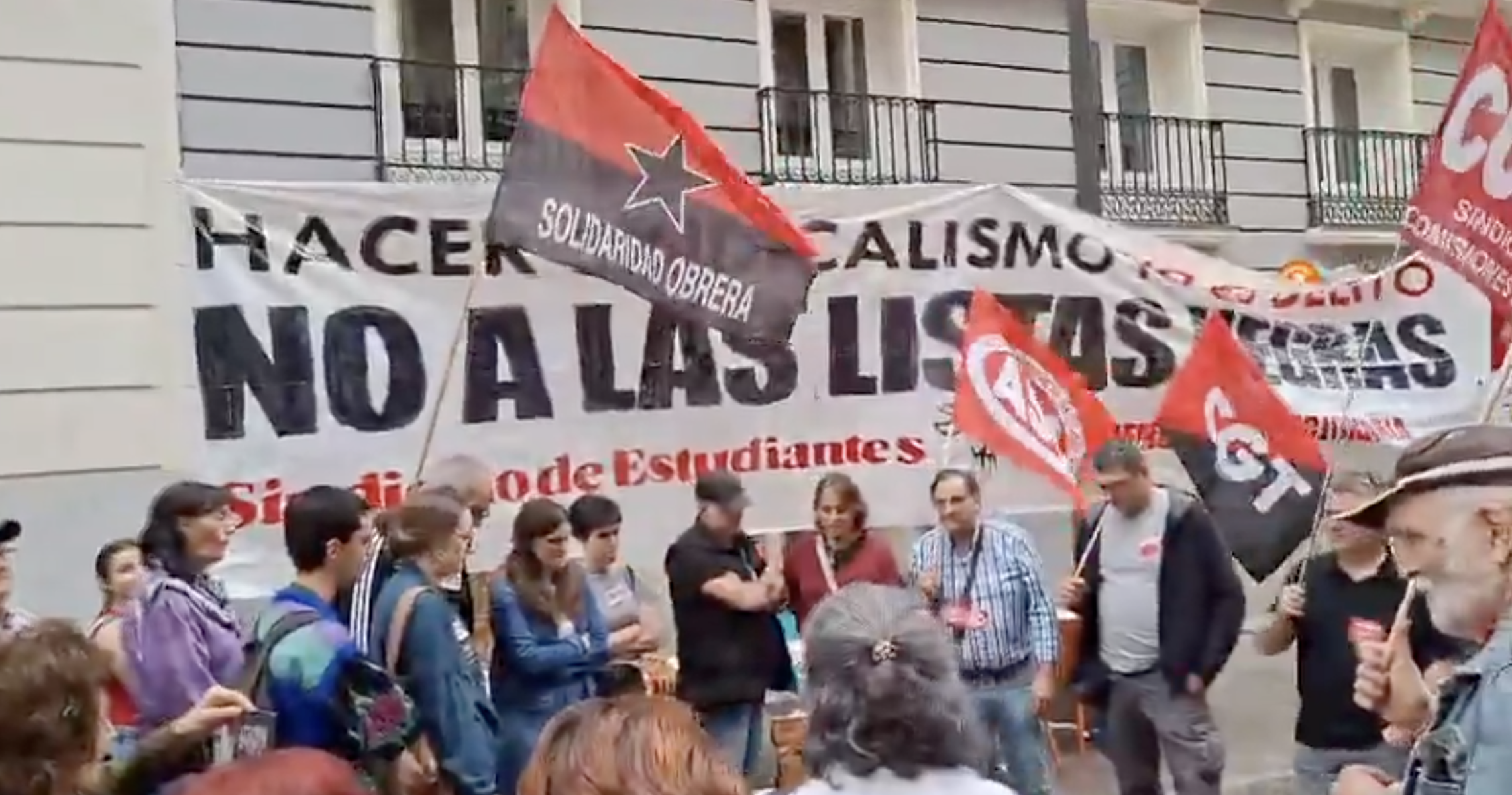 Concentración en Madrid en apoyo a los dos trabajadores que llevan 14 días subidos a una grúa de Navantia.