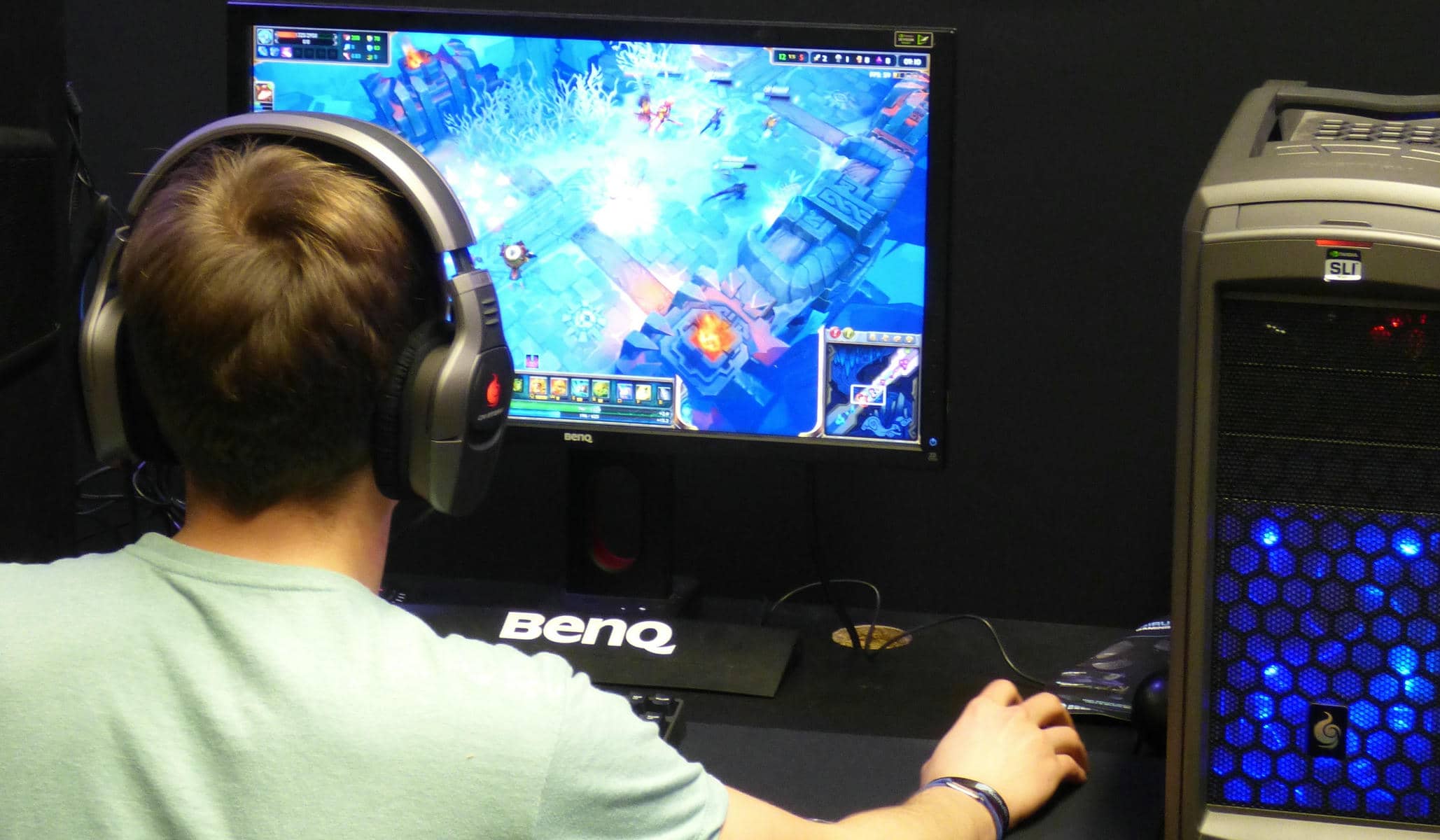 Un niño jugando con un ordenador.