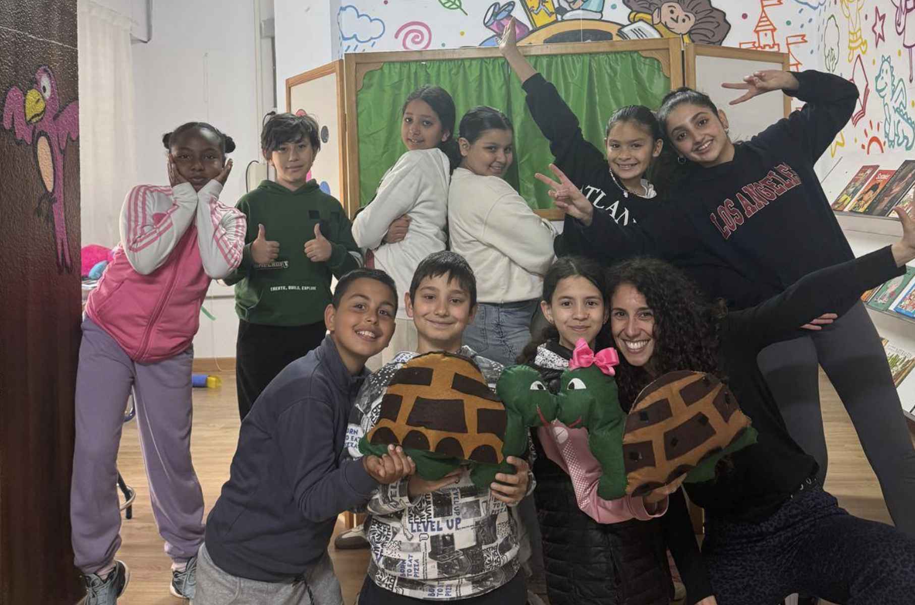 El grupo de alumnos encargado de representar la obra 'Arturo y Clementina'.