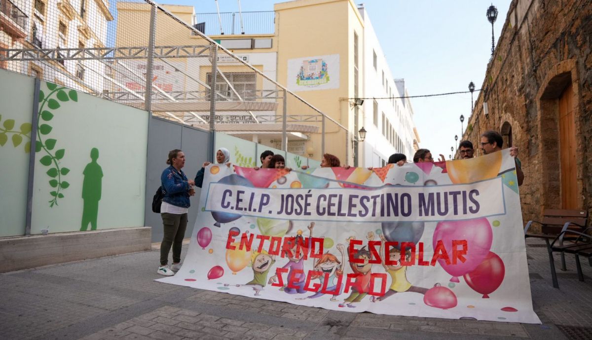 Familias regulan tráfico Colegio celestino Mutis Cádiz corte calle Honduras
