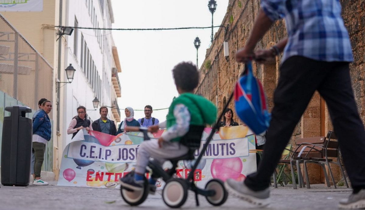 Familias regulan tráfico Colegio celestino Mutis Cádiz corte calle Honduras
