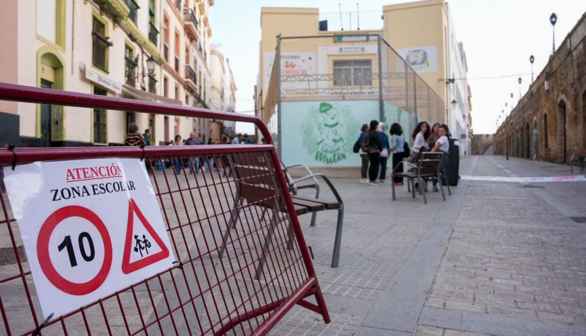 Familias regulan tráfico Colegio celestino Mutis Cádiz corte calle Honduras