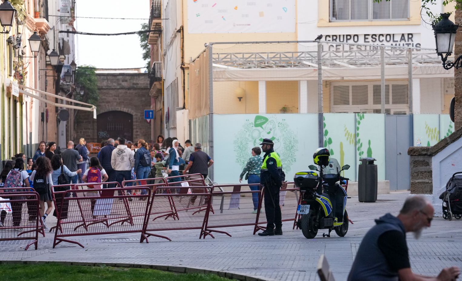 Padres intentan evitar el tráfico motorizado en el entorno del colegio.
