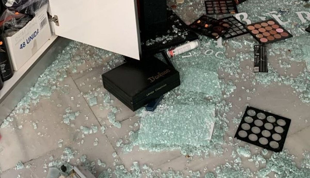 Detalle de los cristales rotos.