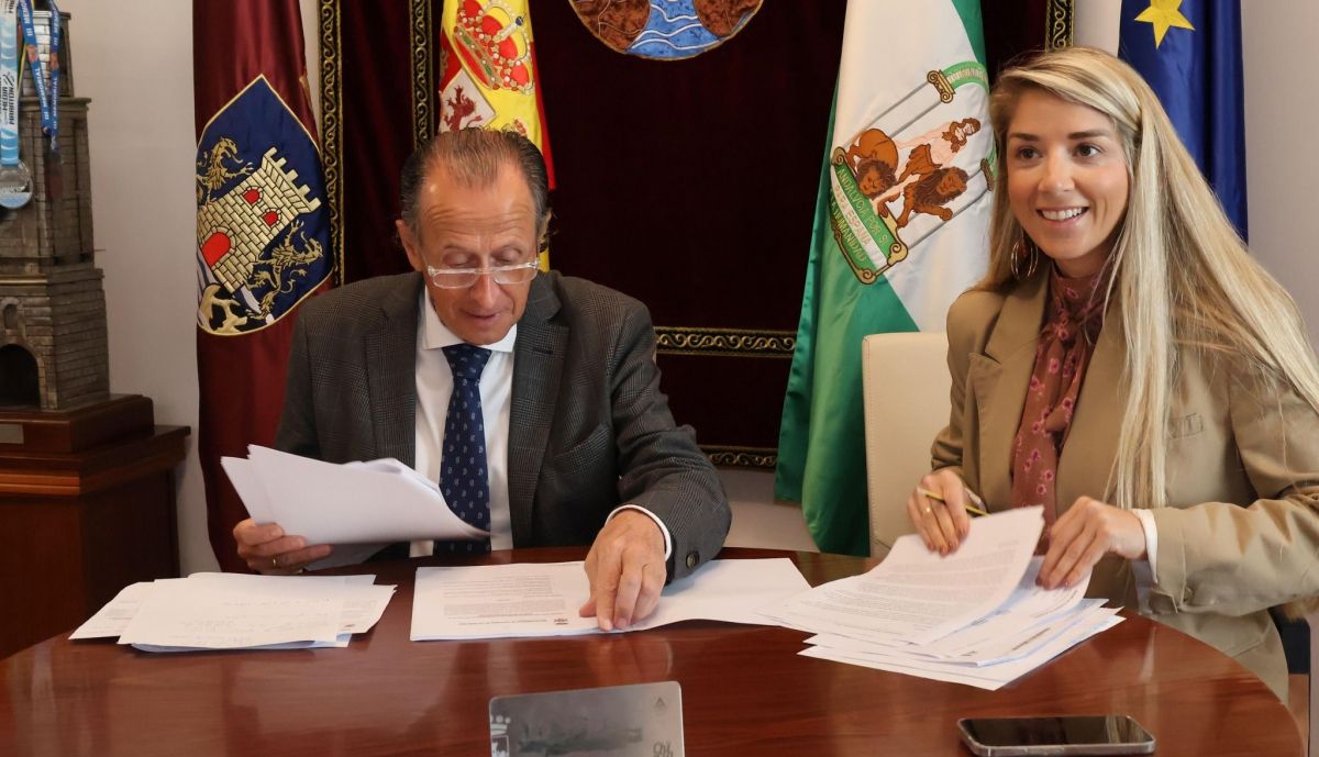 El alcalde de Chiclana, José María Román, con la delegada Isabel Butrón.