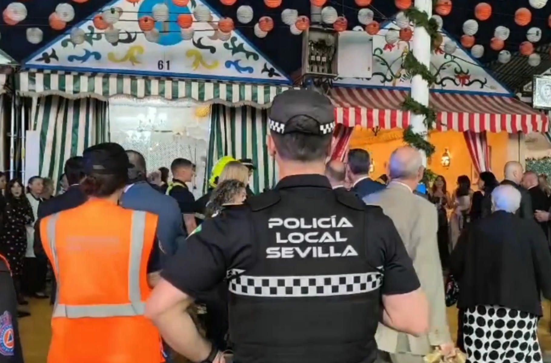 Un agente de Policía Local en esta Feria de Sevilla de 2026, en una imagen de archivo.
