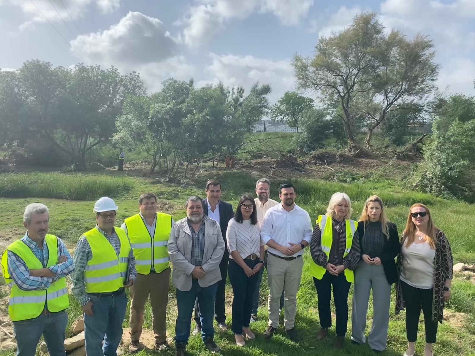 Trabajos en los cauces del río Guadalete en Villamartín.