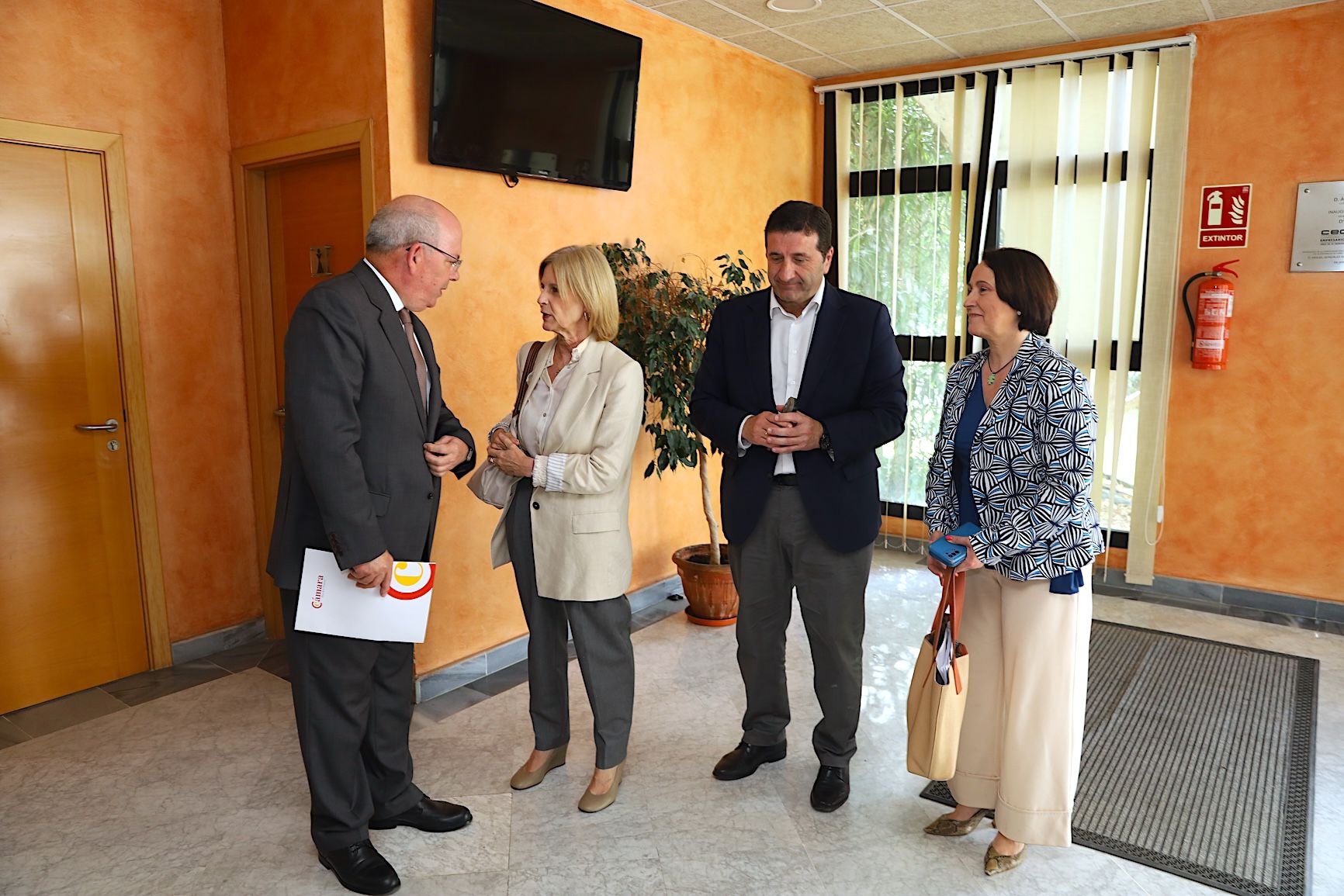 Javier Sánchez Rojas, presidente de la Cámara de Comercio de Jerez, hace de anfitrión ante la alcaldesa María José García-Pelayo, y el teniente de alcaldesa José Ignacio Martínez y la delegada Nela García.