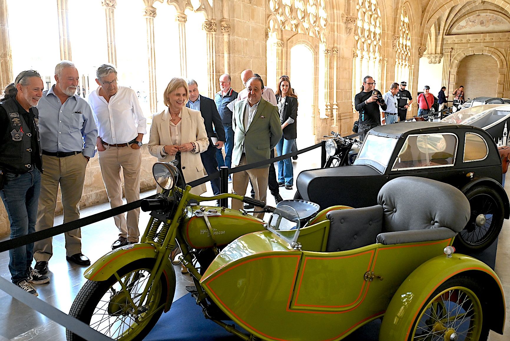 La alcaldesa María José García-Pelayo asiste a la inauguración de la exposición de coches clásicos.
